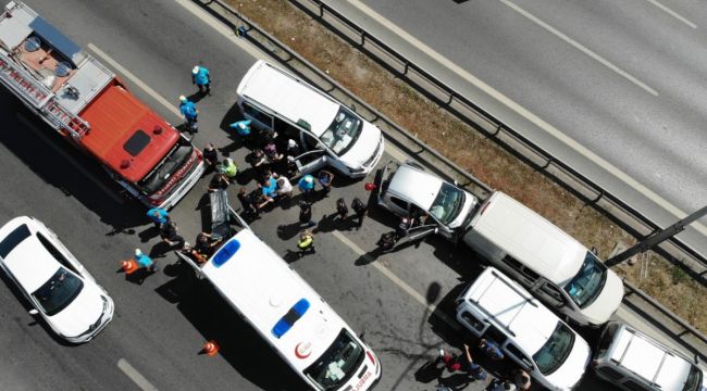 Maltepe E-5'te 5 araç birbirine girdi