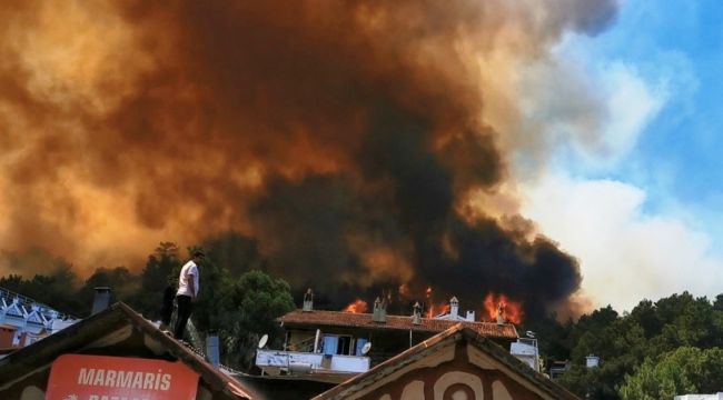 Marmaris'te alevler yerleşim yerlerini tehdit ediyor