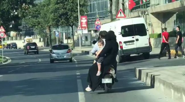 Motosiklet üzerinde 4 kişilik tehlikeli yolculuk!