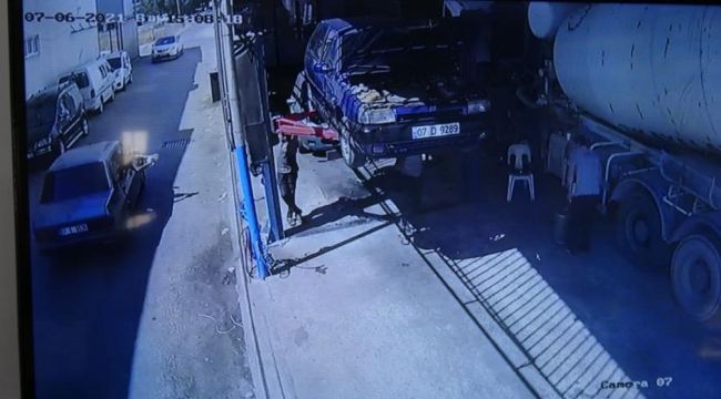 Otomobilin camından kurşun yağdırdı