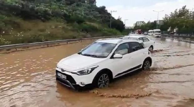 Sağanak yağış Bursa-Yalova yolunda zor anlar yaşattı
