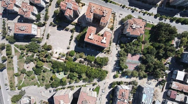 DEPREMDE ZARAR GÖREN PARKLAR YENİLENİYOR