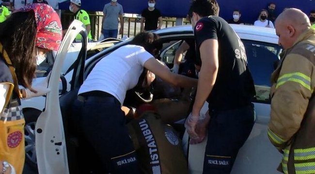İstanbul'da feci kaza! Otomobil durakta bekleyen İETT otobüsüne çarptı
