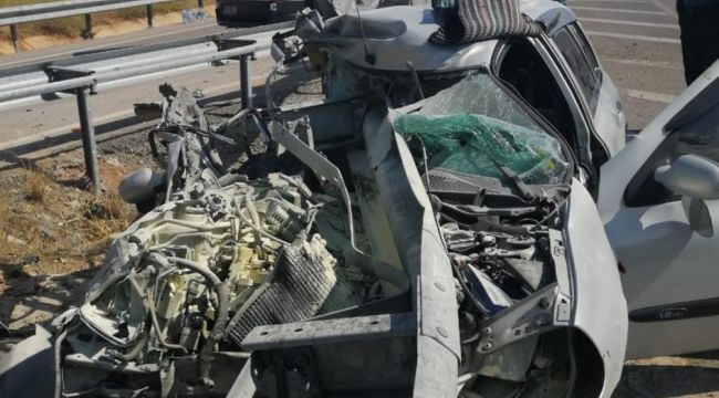 Kırıkkale'de otomobil bariyere girdi