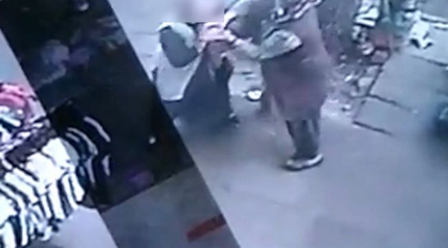 Saç saça pazarcı kavgası görenleri şaşkına çevirdi