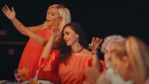 Safiye Soyman, gözlerden uzak olan kızıyla klibinde oynadı