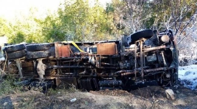Şarampole yuvarlanan kamyon alev aldı