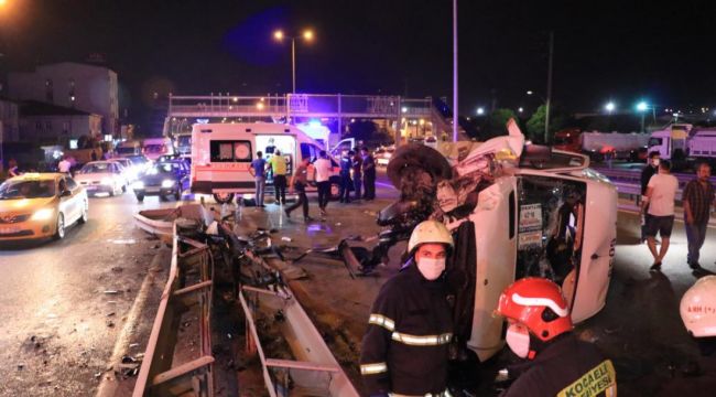 Servis minibüsü bariyere çarptı