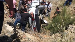 Turist taşıyan midibüse çarpan otomobil şarampole düştü
