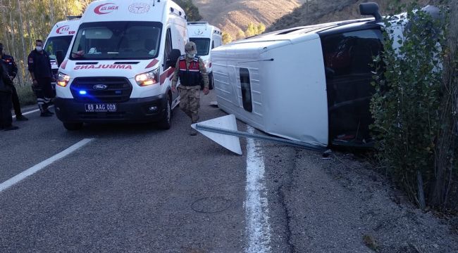 Bayburt'ta  otobüs ile minibüs çarpıştı