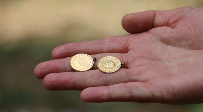 Cami bahçesinde bulduğu altınları polise teslim etti