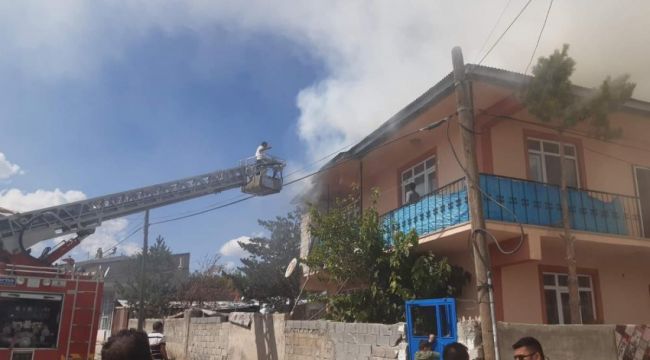 Evin çatısında çıkan yangın paniğe neden oldu