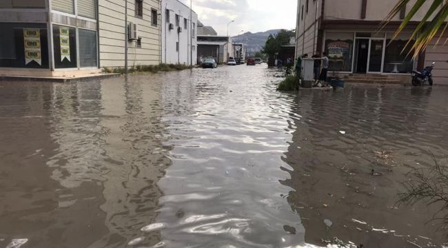 HATAY'DA ŞİDDETLİ SAĞANAK YAĞIŞ ETKİLİ OLDU
