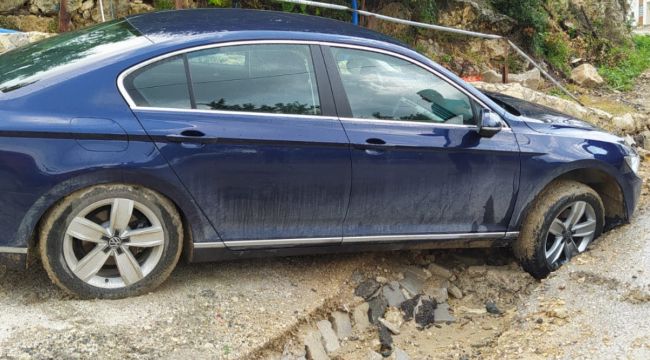 Hatay'da yollar çöktü, araçlar çukura düştü