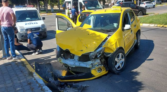 Isparta'da ticari taksi ile otomobil çarpıştı