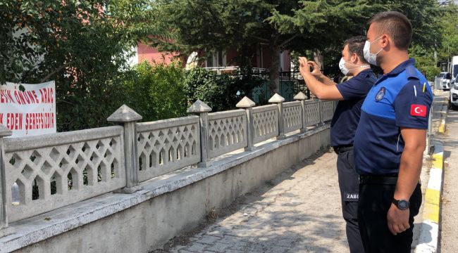 Komşularına kızan adam öyle bir pankart astı ki zabıta geldi