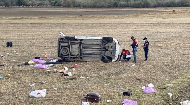 Kontrolden çıkan hafif ticari araç devrildi