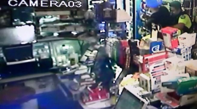 POLİSE BIÇAK ÇEKTİ, VURULARAK DURDURULDU