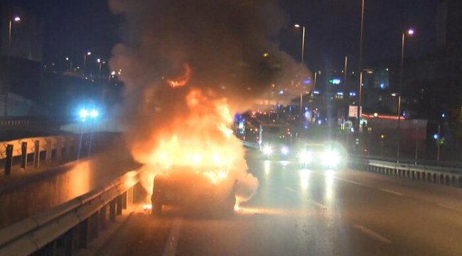 Seyir halindeki araç alev topuna döndü