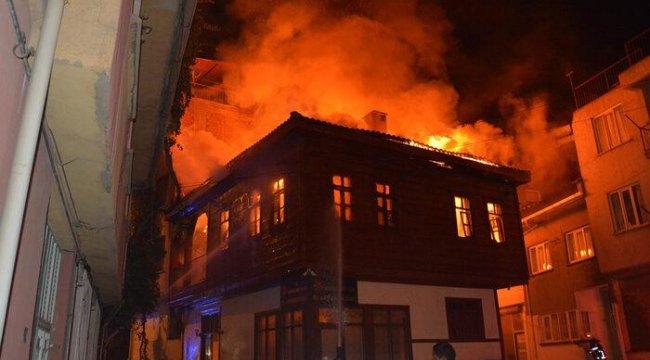 Tarihi ahşap konak küle döndü