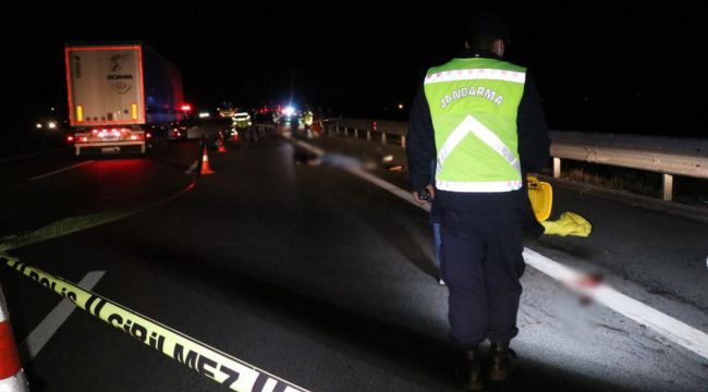 TEM'de patlayan lastiği değiştiren 2 kişiye kamyonet çarptı