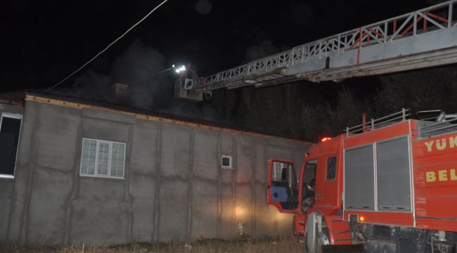 Yüksekova'da çatı yangını korkuttu