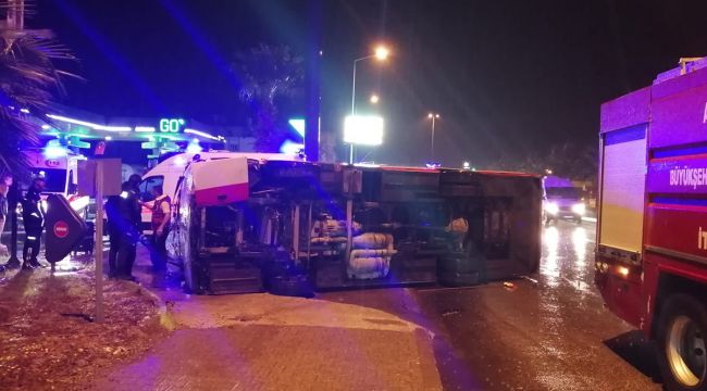 Antalya'da turistleri taşıyan midibüs takla attı