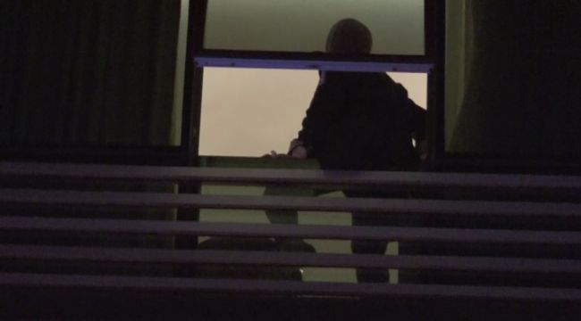 Arnavutköy'de cinnet getiren kadın, kaldığı otelin camından atlamak istedi