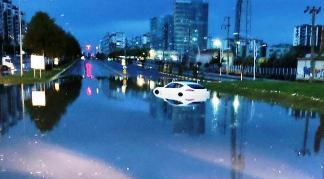 Diyarbakır'da yollar göle döndü, araçlar mahsur kaldı