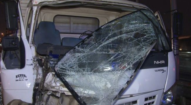 E-5 Karayolu'nda aynı mevkiide yağış nedeniyle 5 araç karıştığı 3 ayrı kaza meydana geld