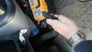 Kamyon plakasına kurulan düzenek polisleri şaşkına çevirdi