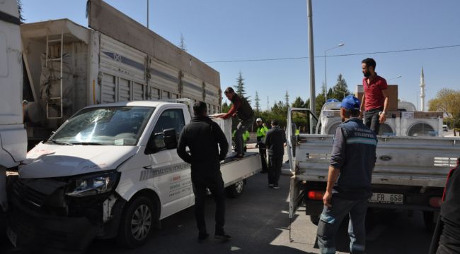 Karaman'da kamyonet ile tır çarpıştı