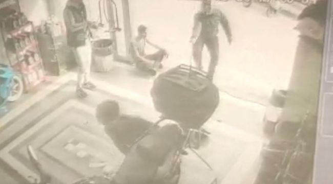 Kendisine küfür eden şahsın dükkanını basıp saldırdı