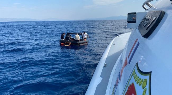 Kuşadası açıklarında 60 düzensiz göçmen kurtarıldı