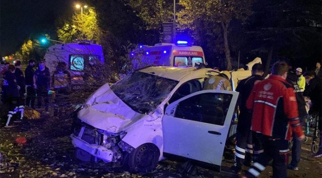 Refüje çarpan araç, taklalar atarak durdu: 4 yaralı