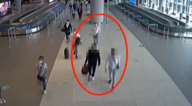 Sindirim sistemlerinde 2 kilonun üzerinde eroin bulunan kuryeler havalimanında yakalandı