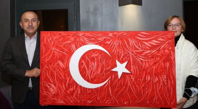 Ukraynalı ressam Türk bayrağı tablosunu Bakan Çavuşoğlu'na hediye etti