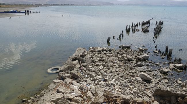 Van Gölü'nde suyun çekilmesi ile yüz yıllık iskele ortaya çıktı