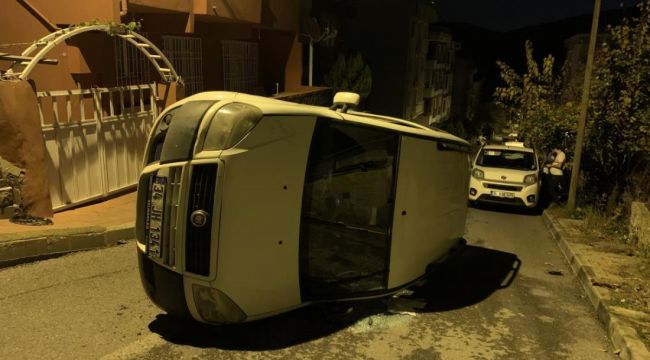 Alkollü sürücünün kullandığı otomobil önce rögar kapağına çarptı sonra devrildi