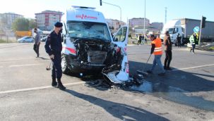 Ambulansla tır çarpıştı