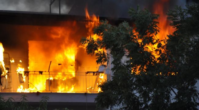 Antalya'da 3 katlı ev alev alev yandı