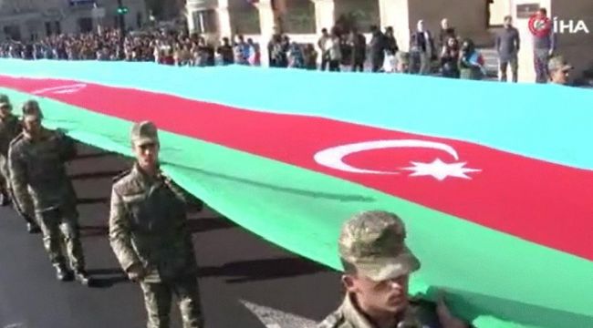 Azerbaycan Zafer Günü'nde 440 metrelik bayrakla geçit yapıldı