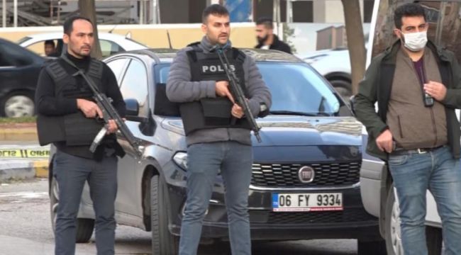 Bir kişiyi tüfekle vurdu, yakalanacağını anlayınca tüfeği önce polise sonra kendine doğrulttu