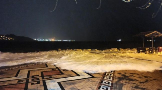 Bursa'da deniz taştı, tekneler sular altında kaldı