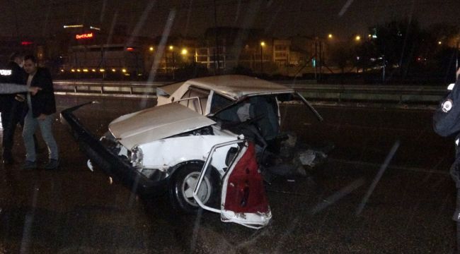 Bursa'da kamyonun çarptığı otomobil ikiye ayrıldı