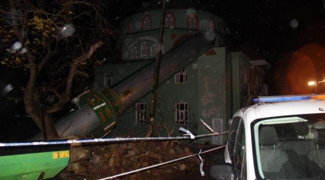Cami minaresi şiddetli lodosa dayanamadı