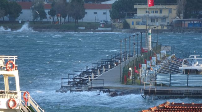 Çanakkale Boğazı'nda feribot seferleri geçici olarak durduruldu