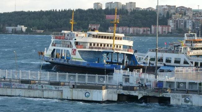 Çanakkale Boğazı'nda feribot seferleri yeniden başladı