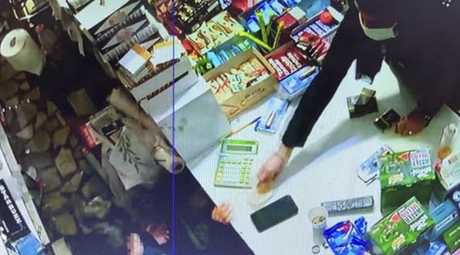 Çok konuşarak, bakkalın kasasında duran küçük çocuğu dolandırdı