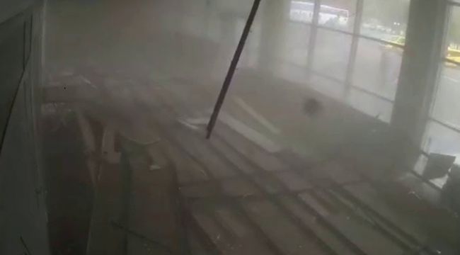 Facia kıl payı atlatıldı, şehirler arası otobüs terminalinin çatısı çöktü